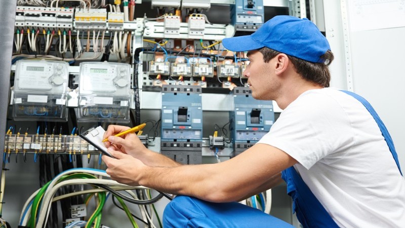 Signs That Indicate You Need a Residential Electrician in Des Moines. IA