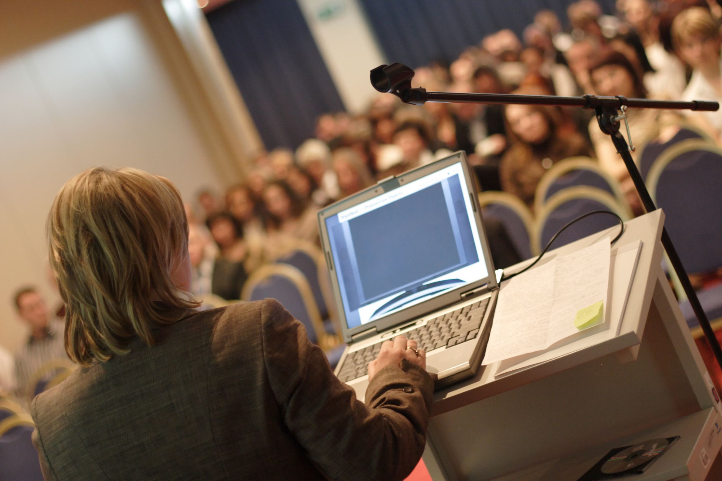 9 Ways A Motivational Keynote Speaker Can Boost Revenue